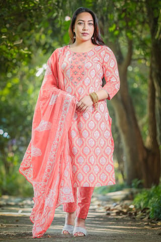 Women Peach and Beige Hand Block Printed Kurta Set With Solid Cotton Dupatta and Pant