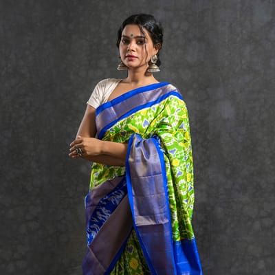 Pochampally Ikkat Silk Saree / Green Colour / Blue Border HPISSGU0121